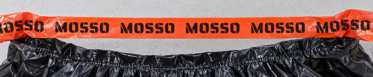Cordão laranja MOSSO Bags sobre o saco preto